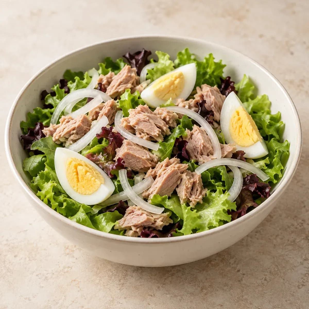 Insalata al Tonno – KI-generierte, illustrative Darstellung
