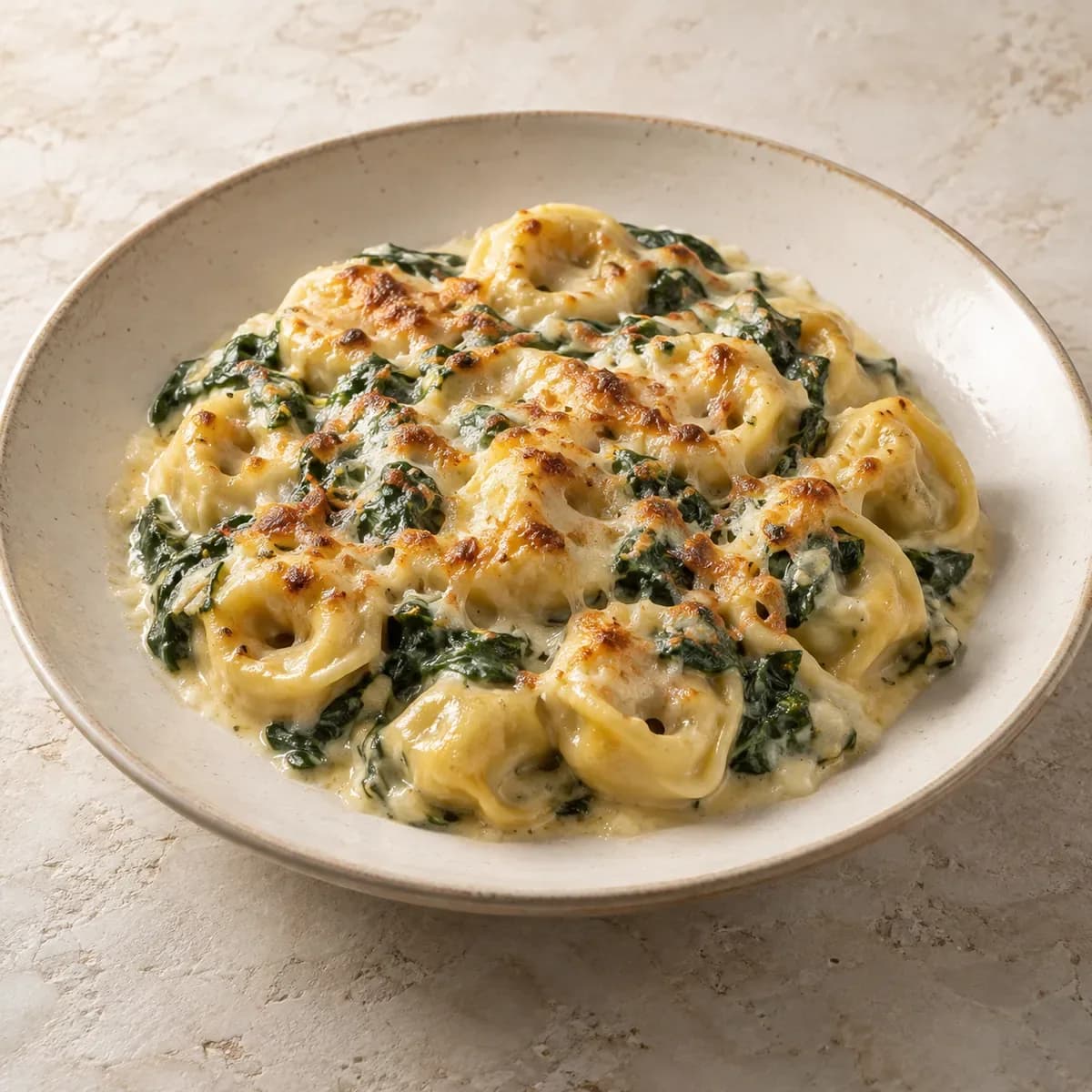 Tortellini ai Spinaci – KI-generierte, illustrative Darstellung