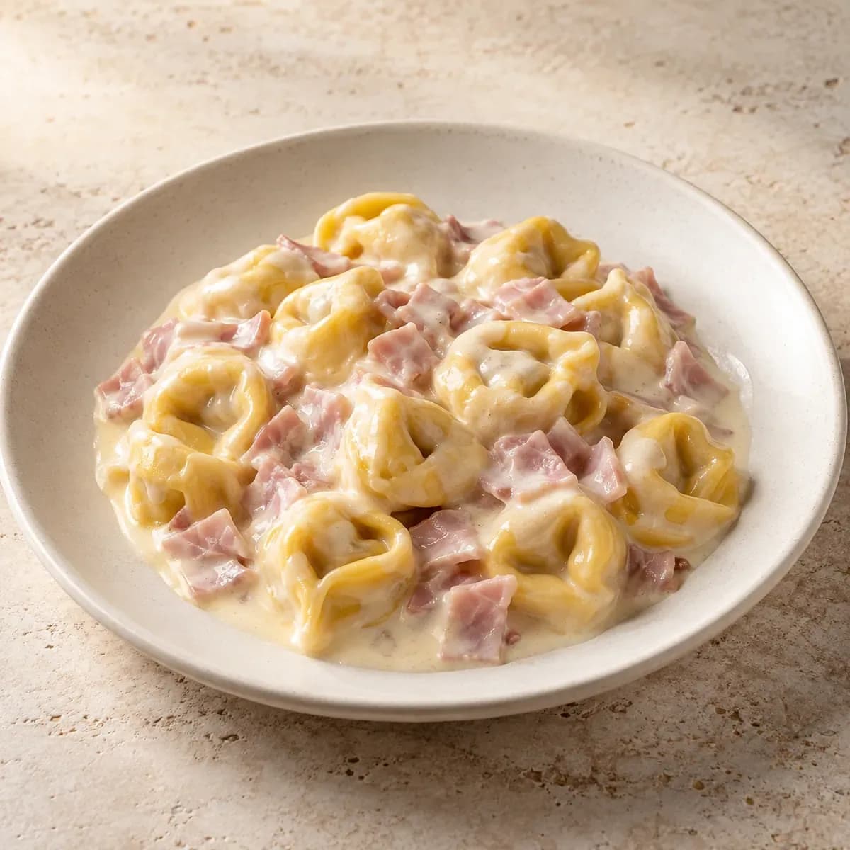 Tortellini alla Panna – KI-generierte, illustrative Darstellung