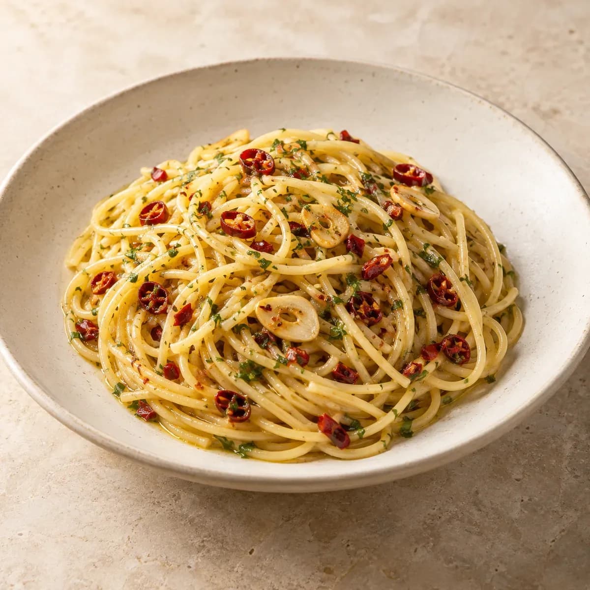 Spaghetti Aglio Olio Peperoncino – KI-generierte, illustrative Darstellung